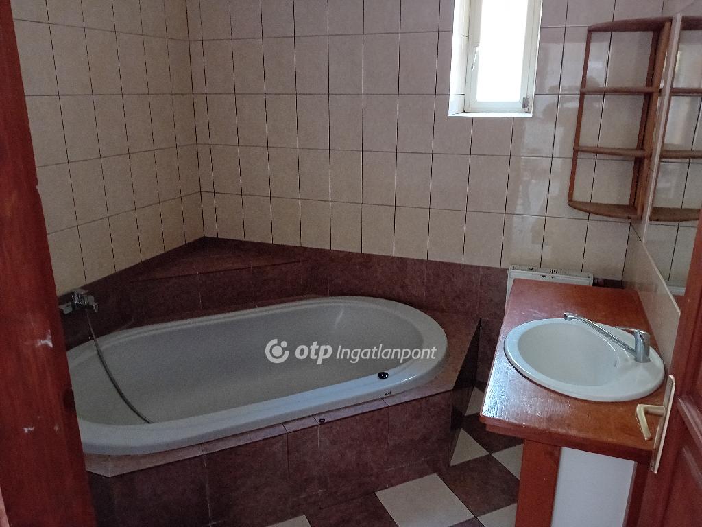 9+2 Szoba, tégla Építésű, 242 nm - AADAT.propertyImage (16)