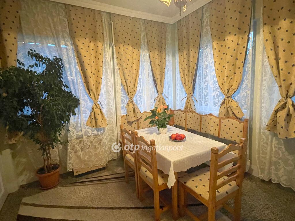 Eladó családi ház, Bököny