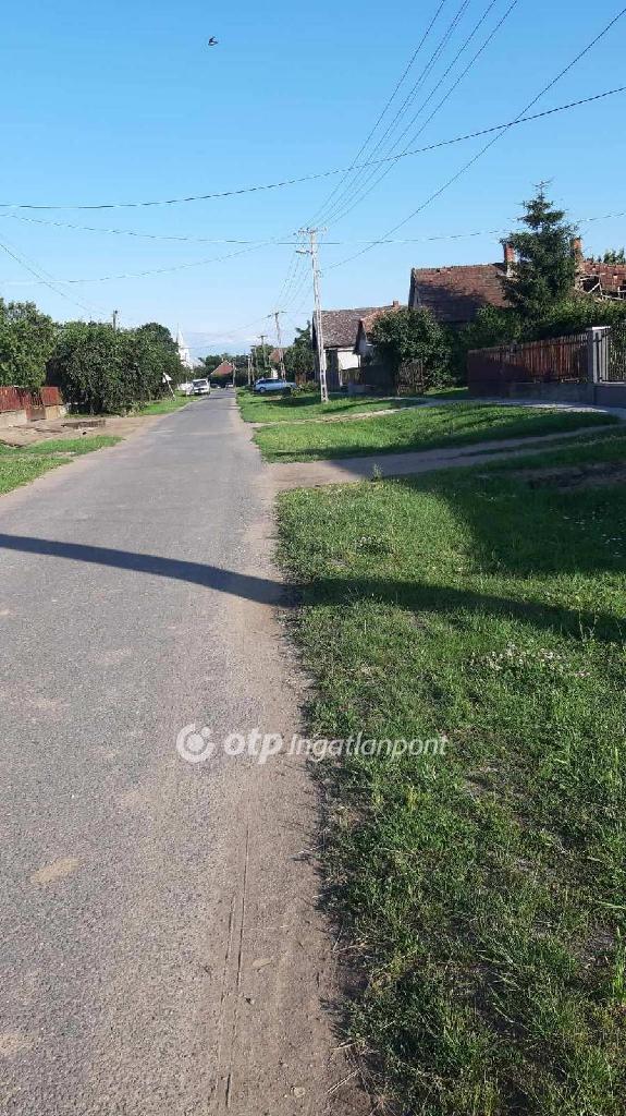 Eladó telek, Ököritófülpös