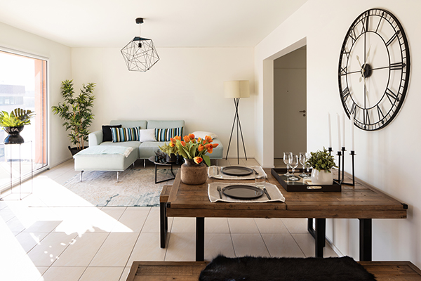 Modern nappali és étkező a tökéletes home staging során Modern nappali és étkező a tökéletes home staging során