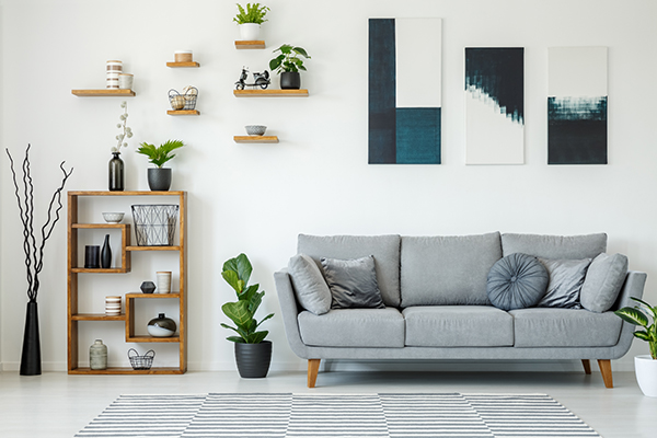 Egy modern, felújított panellakás nappalija, amelyet világos színek és letisztult bútorok tesznek tágasabbá. Egy modern, felújított panellakás nappalija, amelyet világos színek és letisztult bútorok tesznek tágasabbá.