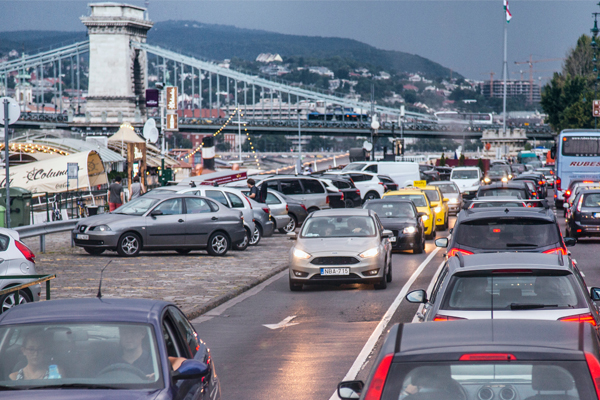 A fővárosban közlekedő gépjárművek száma folyamatosan emelkedik és az ezzel együtt járó lég- és zajszennyezés