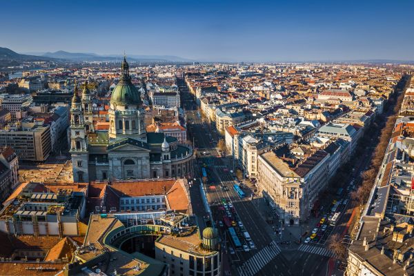 Budapesttel csak a Balaton tud versenyezni – Itt vannak Magyarország legolcsóbb és legdrágább utcái