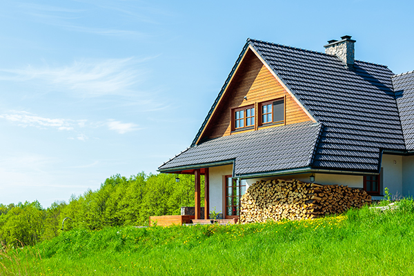 Vidéki, zöldövezetben fekvő ház egy gondozott telken, amely jól szemlélteti, mi a zártkert, és milyen lehetőségeket kínál.