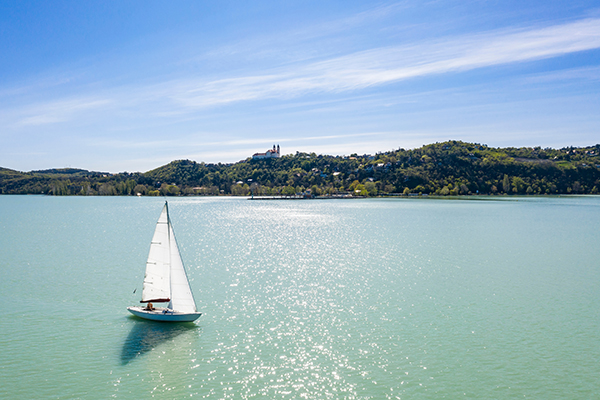 A nyaralókban telelők verik fel az árakat az üdülőövezetekben