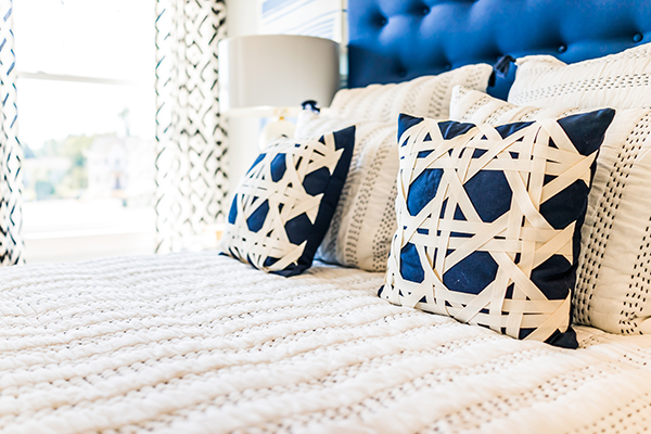 Elegáns hálószoba részlet a home staging jegyében