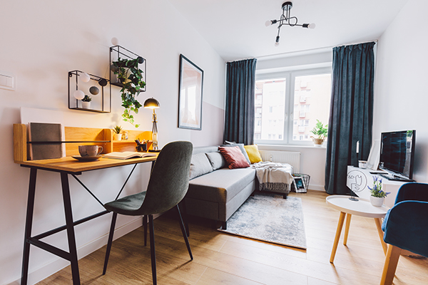 Modern nappali és otthoni iroda a home staging jegyében
