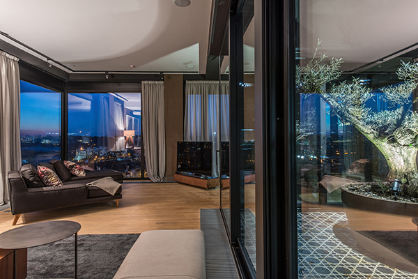 Esti panoráma egy modern penthouse lakásból