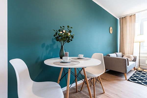 Elegáns étkező és nappali a home staging során