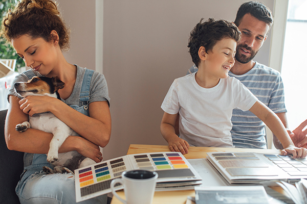 A múlt és a jövő találkozása: generációk összefognak egy Kádár kocka belső átalakításánál.