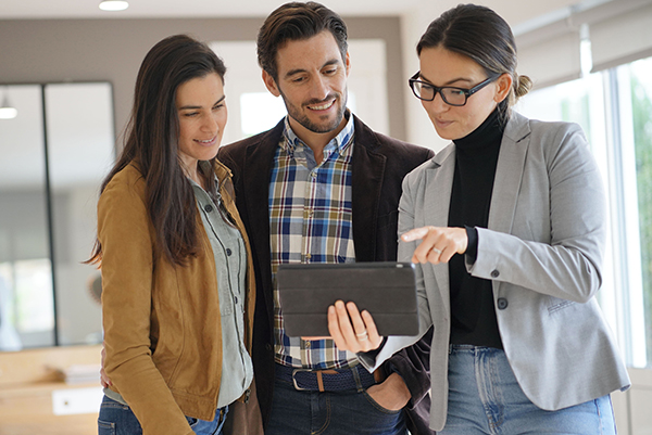 A szakember bemutatja a lakás energetikai tanúsítványt a családi ház eladása előtt