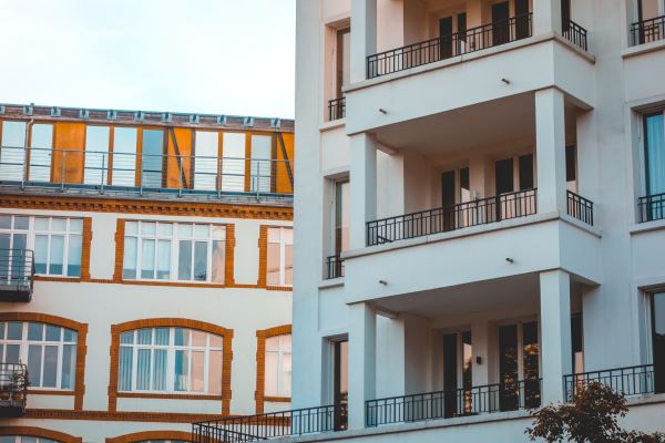 Egymást előzgetve drágulnak az új és a használt lakások