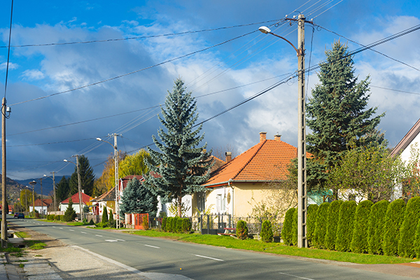 Kádár kockák egy vidéki utcában.