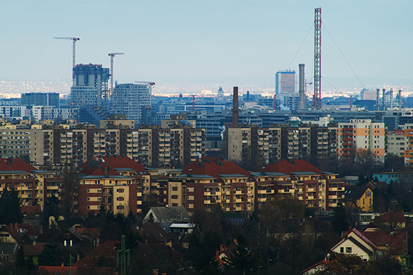 A kockázatok ellenére sem várható egyelőre az ingatlanpiac lejtmenete